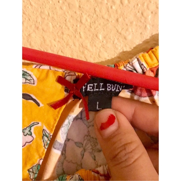 Apple print off the shoulder top 🍎 - Picture 2 of 3